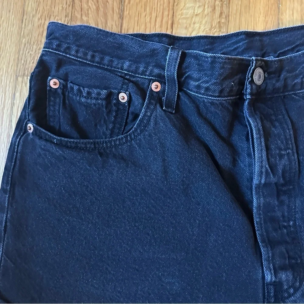 Levi’s Women’s Washed Black Denim Cut Off 501 Button Fly Shorts size 34 (O)
